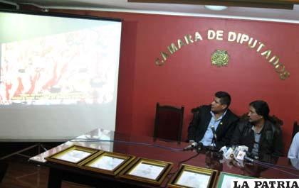 El diputado Zapata mostrando el video utilizado por el Perú