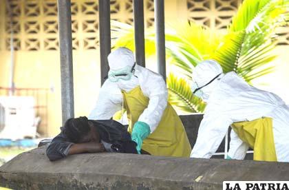 Enfermeras protegidas con trajes especiales atienden a personas con ébola