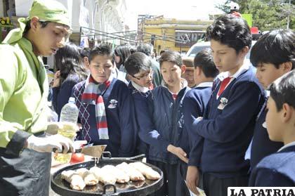 Estudiantes de colegio aprenden sobre gastronomía en feria Expotecnoarte