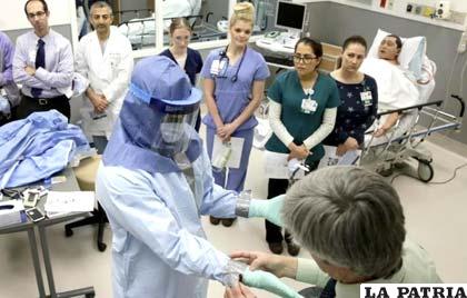 Médicos atendiendo a pacientes con ébola