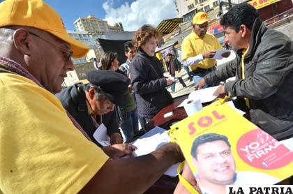 Población apoya con firmas al partido SOL de Luis Revilla