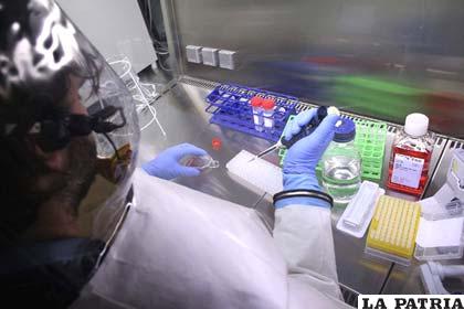 Científicos realizan ensayos de vacuna contra el ébola