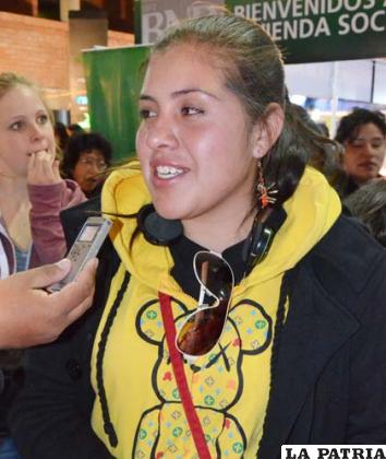 MAGALY MEDRANO: Lo que se ha podido aprovechar es muy interesante, la innovación que se ha hecho, principalmente en la atención de las señoritas y el joven, que siempre están al tanto de que nosotros salgamos satisfechos del stand. Algunos decimos que en Oruro tenemos tres amores, la Virgen del Socavón, San José y nuestro periódico LA PATRIA.