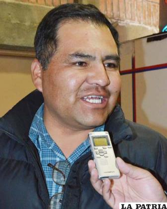 JAVIER AMURRIO: Es muy innovador, para empezar muy hermoso lo de las imágenes en tercera dimensión, porque es algo novedoso para los niños y lo otro es aparecer en la portada de un periódico con el que nos identificamos, aparte de nuestro equipo de San José. Hablar de LA PATRIA es hablar de Oruro, porque es nuestro orgullo de ser el Subdecano nacional.