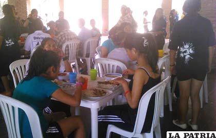 Durante el almuerzo de los estudiantes orureños