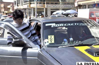 Usuarios sufren cobros excesivos en servicio de taxis