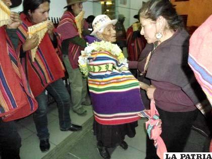 Bailando con su hija Lita, el día que le entregaron su reconocimiento en La Paz