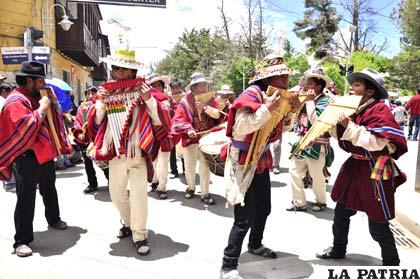 Entusiasmo de los músicos del Centro Cultural Sartañani