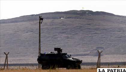 Carros blindados turcos vigilan la frontera con Siria