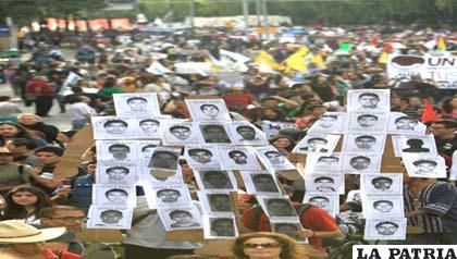 Rostros de los jóvenes desaparecidos se muestran constantemente en las marchas 