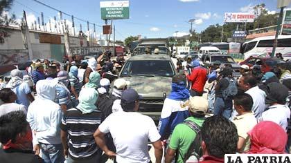 Manifestantes mantienen bloqueados caminos en Chilpancingo - Guerrero