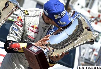 Sebastien Ogier besa de alegría el trofeo de campeón