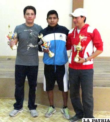 Los ganadores de la categoría Varones “B, Marco Ramírez, Alejandro Pereira y Erick Portela