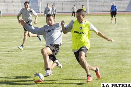 Vera y Parada en la disputa del balón