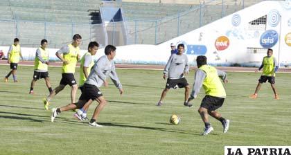 Durante el entrenamiento de los “santos” ayer en el estadio “Bermúdez”