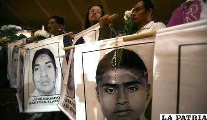 Madres y familiares de los jóvenes desparecidos rezan pidiendo el retorno de sus hijos