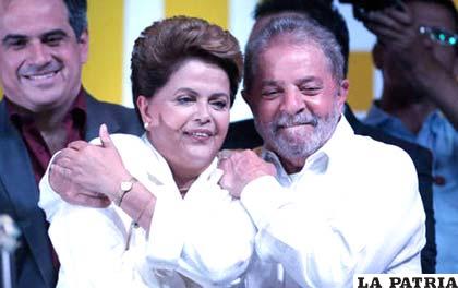 Rousseff festeja junto al expresidente del Brasil Luiz Inácio Lula da Silva