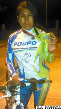 Gilda Checa con la medalla de oro