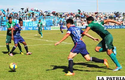 Joselito Vaca gana la posesión de la pelota, fue autor del gol de la victoria
