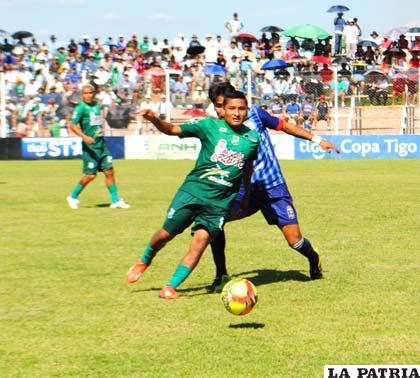 Ronald Gallegos con el dominio del balón
