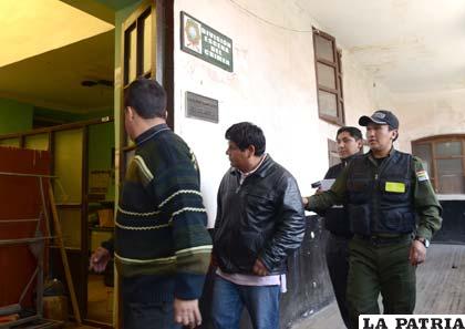 Ambos extranjeros fueron arrestados en la Felcc