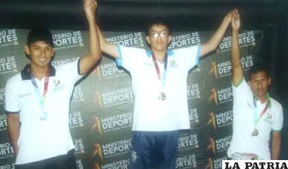 Sergio Rubén Andia Sánchez (centro), medalla de oro en natación