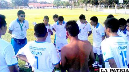 Los integrantes de Saracho, reciben algunas instrucciones de su entrenador