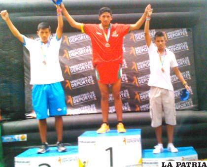 Arnaldo Pérez con la medalla de plata en el podio de los ganadores
