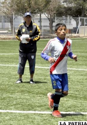 Irahola observa el trabajo de sus dirigidos
