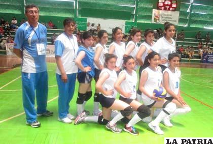 El plantel femenino de voleibol del colegio Jesús María