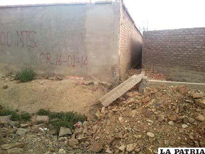 Calle D invadida por construcciones