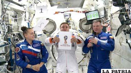 La presentación del logo en la estación espacial