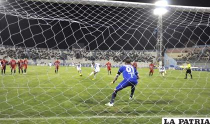 Mauro Bustamante sobre el final del partido selló la victoria “santa” convirtiendo el penal