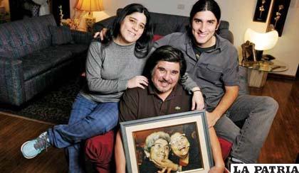 Sus hijos Araceli y Agustín y el retrato de Mercedes con su madre