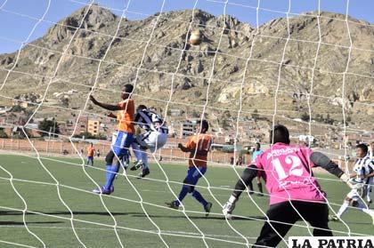 Una acción del partido en el cual venció Oruro Royal
