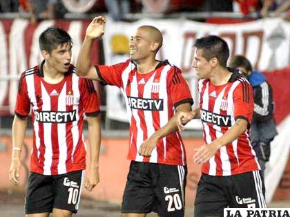 Vera de Estudiantes (centro) se disculpa por el gol en propia puerta 