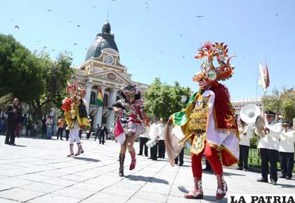 Representantes de diabladas de Oruro en la plaza Murillo de La Paz