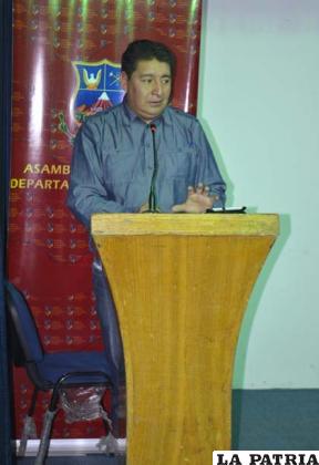 El presidente de la Asamblea, Reynaldo Llanque