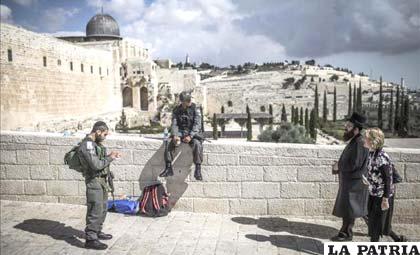Soldados impiden el ingreso a la Explanada de las Mezquitas
