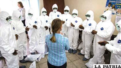 Voluntarios son capacitados para atender a pacientes con ébola