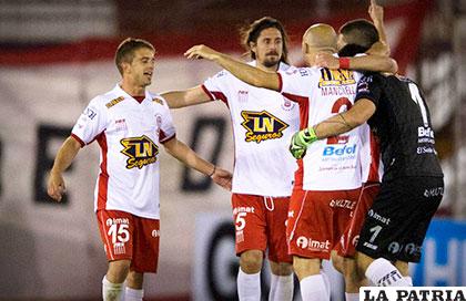 El festejo de los jugadores de Huracán por la clasificación /conmebol.com