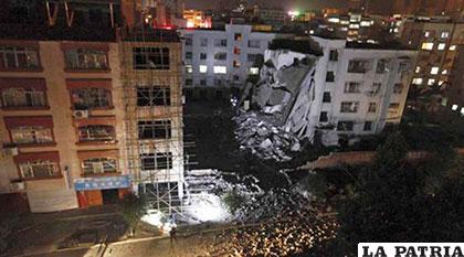 Parte de un edificio quedó destruida después de las fuertes explosiones /elcomercio.com