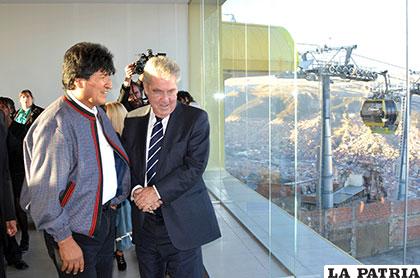 El presidente de Austria, Heinz Fischer junto al presidente Evo Morales en el Teleférico /ABI