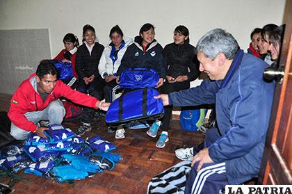 Anoche al final del entrenamiento recibieron la indumentaria 
deportiva