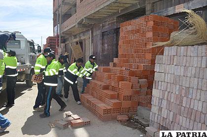 Ladrillos en la vereda fueron comisados