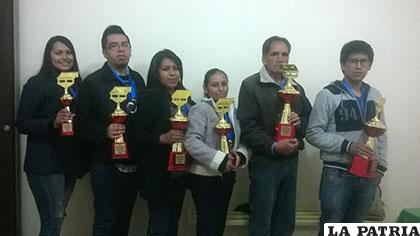 Los campeones de cada una de las categorías que se disputó en el billar