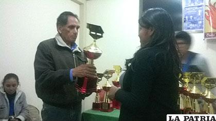 Julia Lima recibe el trofeo de David Almendaris