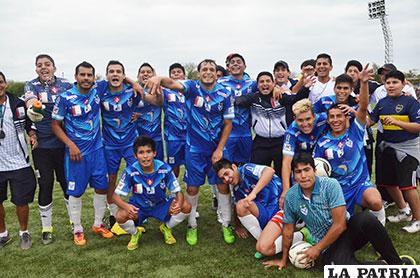 El plantel de García Ágreda celebra la clasificación /APG