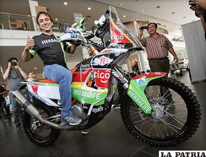 Salvatierra con su nueva motocicleta /APG