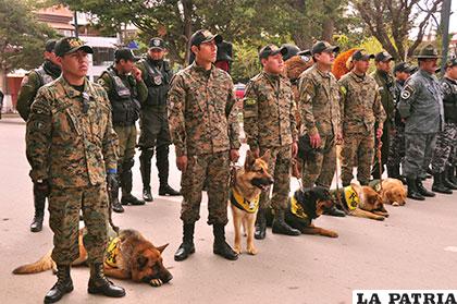 Uniformados del CAC durante la ceremonia junto a sus mascotas